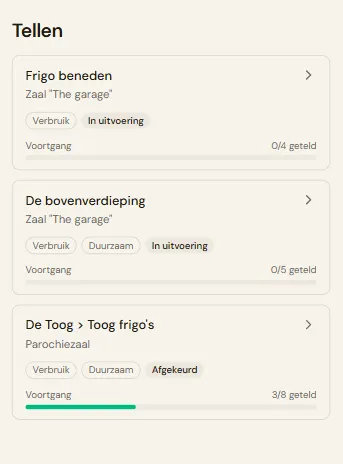 De lijst met sessiekaarten: locatie, zaal, type-labels, statuslabel en de voortgangsbalk, op een telefoonscherm.